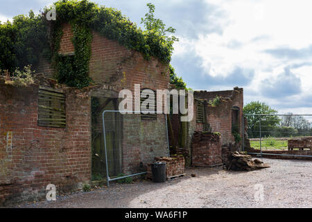 Eine verlassene und verfallene Scheune Gebäude, die für die Restaurierung vorbereitet wird und in ein Haus umgebaut Stockfoto