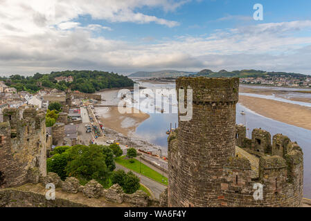 Conwy, Wales, Großbritannien - 14.August 2019: Blick auf die Stadt und den Fluss Conwy Conwy vom Conwy Castle, auf einer teils bedeckt Tag genommen. Stockfoto