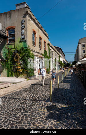 Lissabon, Portugal - Juli, 15, 2019: Der LX Werk Markt unter der Brücke Ponte 25 de Abril". Stockfoto