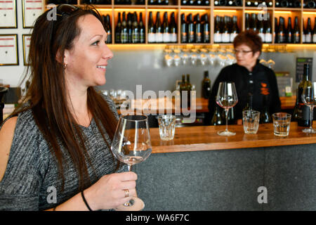 Frau mit Glas Wein Tasting und eine gute Zeit in Velo Weine, Legana Tasmanien, Australien Stockfoto