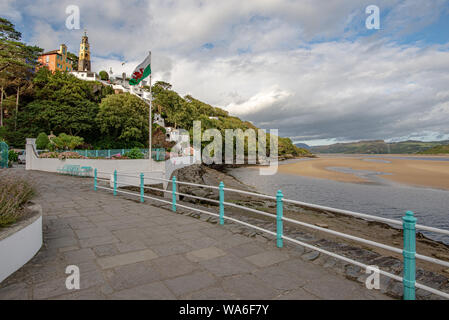 Penrhyndeudraeth, Wales, Großbritannien - 15.August 2019: Blick auf die portmeirion Dorf und die Strandpromenade ohne Menschen Stockfoto