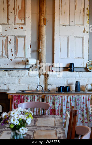 Alte bemalte hölzerne Türen montiert für die Dekoration in Schwingen Tor Winery, Launceston, Tasmanien, Australien Stockfoto