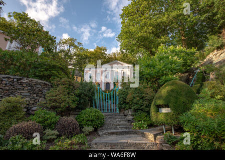 Penrhyndeudraeth, Wales, Großbritannien - 15.August 2019: Palladio inspiriert Gebäude an der Portmeirion Dorf mit Menschen Stockfoto