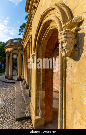 Penrhyndeudraeth, Wales, Großbritannien - 15.August 2019: King's Kopf setzt auf einen Stein arcade am späten Nachmittag Sonne in Portmeirion lit Stockfoto