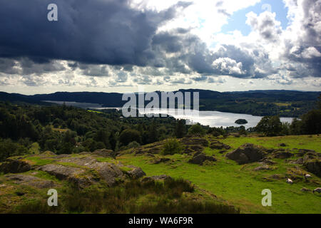 Blick auf Windermere auf und neben dem Wasser Stockfoto
