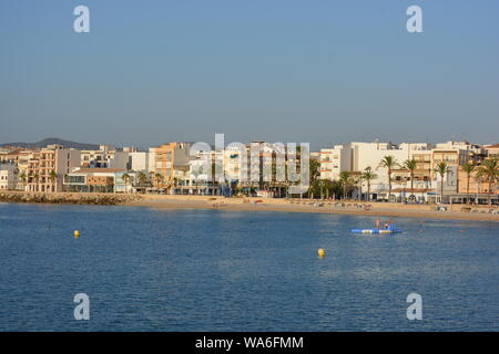 Blick auf La Grava Strand im Hafen, am frühen Morgen im Sommer mit Menschen im Meer schwimmen, Javea, Alicante, Spanien Stockfoto