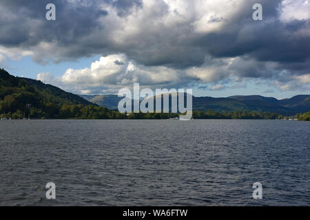 Blick auf Windermere auf und neben dem Wasser Stockfoto