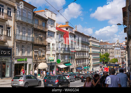 Portugal Porto Porto Rua dos Clérigos street scene Autos Verkehr Gehweg Pflaster Häuser Balkone Geschäfte speichert Stockfoto