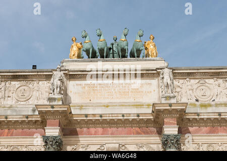 Statuen pof Chevaux de Saint-Marc (Pferde von St. Mark) am Arc de Triomphe du Carrousel. Palais des Tuileries, Paris, Frankreich Stockfoto