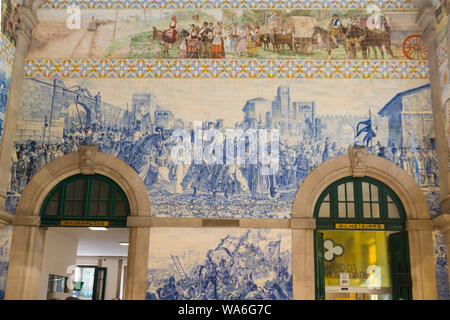 Portugal Porto Porto Sao Bento Bahnhof Eisenbahn azulejo blau-weißen Kacheln panel Jorge Colaço King John ich Philippa von Lancaster Pferd Stockfoto