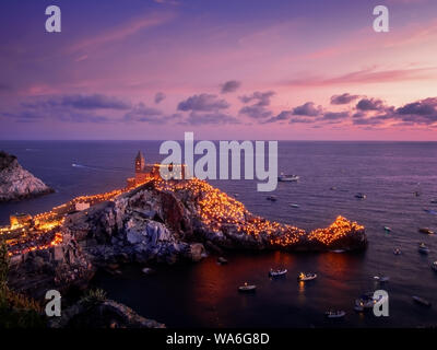 Sonnenuntergang sieht den Start des Festivals der Weißen Madonna, Portovenere, Ligurien, Italien. Jährliche religiöse Veranstaltung in Erinnerung an ein Wunder in 1399. Stockfoto