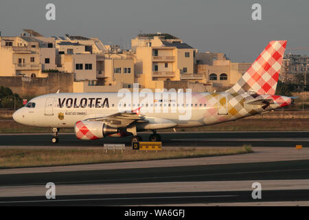 Airbus A 319 kommerziellen Passagier Flugzeug vom Spanischen Low Cost Airline Volotea Rollen bei der Ankunft in Malta Stockfoto