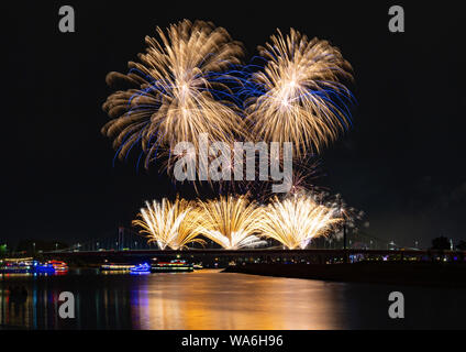 Feuerwerk über der Stadt Haborfestivale Duisburg Deutschland Stockfoto