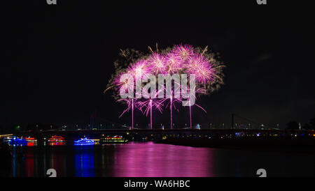 Feuerwerk über der Stadt Haborfestivale Duisburg Deutschland Stockfoto