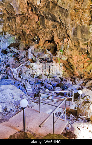 Hohe Decke von Charlotte Arch Rock Höhle Jenolan Höhlen malerische touristische attractionn der Blue Mountains, Australien. Walking Track mit Treppen in Richtung c Stockfoto