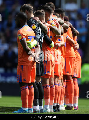 Cardiff City stehen für eine Schweigeminute für PC Andrew Harper vor der Sky Bet Championship Match im Madejski Stadium, Lesen. Stockfoto