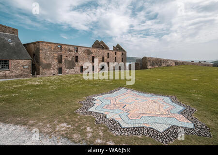 Charles Fort, Sommer Bucht, Kinsale, County Cork, Irland - 15. Mai 2019. Ein Mosaik von Charles Fort zeigt die Form des fort an der Küste in der Nähe von Kin Stockfoto