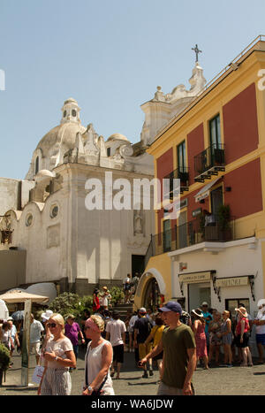 Massen von Touristen vor der Kirche von Santo Stefano in der Piazza Umberto, Via Roma, auf der Insel Capri, Kampanien, Italien mit Kopierraum Stockfoto