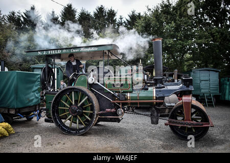 Eine Zugmaschine dampft an drusilla's Inn, in der Nähe von Horton, Dorset, als Dutzende von Dampf angetriebene Fahrzeuge bereiten den Weg in die Great Dorset Steam Fair, wo sie von Tausenden Fans feiern Dampfkraft ab 22. August Wochenende verbunden wird. Stockfoto