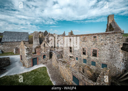 Charles Fort, Sommer Bucht, Kinsale, County Cork, Irland - 15. Mai 2019. Verfallene Gebäude innerhalb der Mauern des 17. Jahrhunderts Charles Fort, die Stockfoto