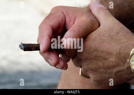 Nahaufnahme der Hand eines Mannes, der eine Zigarre in Sorrento, Italien, hält Stockfoto