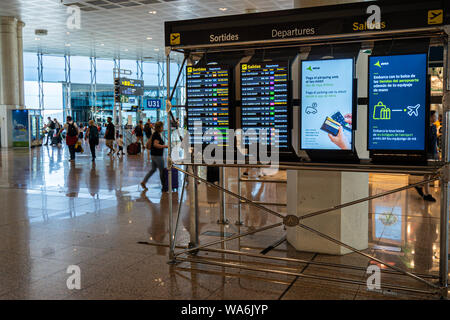 Barcelona, Spanien. August 2019: Screens zeigen Abflug im Terminal 2 des Flughafen Barcelona. Stockfoto