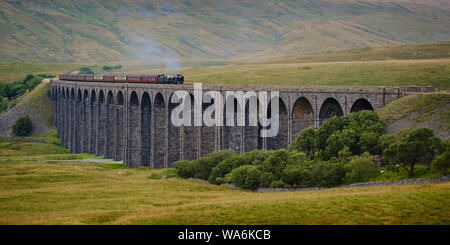 SR Handelsmarine Klasse 35018 Britisch Indien Linie über den Ribblehead Viadukt in North Yorkshire. Stockfoto