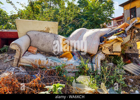 Alten Sofa und Bett auf der Straße von dem Vorort abgebrochen Stockfoto