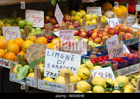 Boxen mit frischem Obst zum Verkauf auf einem Marktstand in Sorrento, Italien Stockfoto