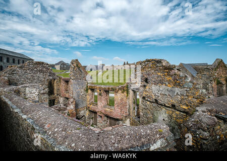 Charles Fort, Sommer Bucht, Kinsale, County Cork, Irland - 15. Mai 2019. Verfallene Gebäude innerhalb der Mauern des 17. Jahrhunderts Charles Fort, die Stockfoto