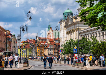 Warschau, Polen - 25. Mai 2019: Blick auf die historische Altstadt von Krakowskie Przedmiescie Straße Stockfoto