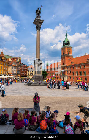 Warschau, Polen - 25. Mai 2019: eine Gruppe von Pfadfindern und Touristen Sightseeing in der Altstadt mit König Sigismund III Vasa Spalte und bei der königlichen Burg, Stadt-lan Stockfoto