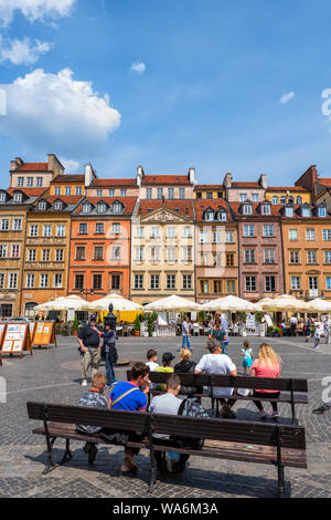 Warschau, Polen - 25. Mai 2019: Touristen am Marktplatz in der Altstadt, die Reihe der historischen Wohnhäusern, UNESCO-Weltkulturerbe entspannen Stockfoto