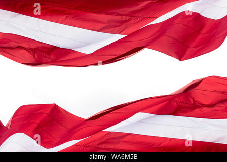 Lettland Flagge isoliert auf weißem Hintergrund mit Platz für Text, der nationalen Flagge der Republik Lettland - isoliert Stockfoto