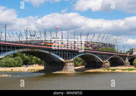 Warschau, Polen - 7. Juli 2019: Poniatowski Brücke (Polnisch: Die meisten Poniatowskiego) an der Weichsel und National Stadium PGE Narodowy im Hintergrund. Stockfoto