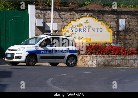 Italienischen Polizia Municipale Auto in einer Kurve, neben einem Schild zeigt den Eingang nach Sorrent, Italien geparkt Stockfoto
