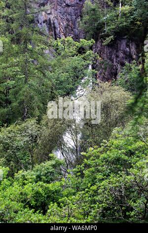 Die Grey Mare Schwanz Wasserfall in Kinglochleven, gelegen am östlichen Ende des Sees Loch Leven. Glencoe Nature Reserve, Highlands von Schottland, Großbritannien. Stockfoto