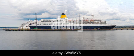 Kreuzfahrtschiff MS Saga Saphir der Saga Cruises II Ltd Flotte angedockt in Vanasadam Hafen Tallinn in Estland. Kreuzfahrt in der Ostsee. Stockfoto