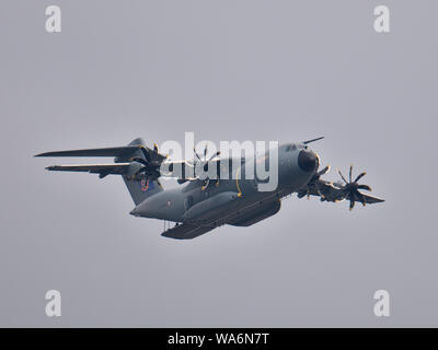 Französische Luftwaffe Airbus A400M, F-RBAA Flying Cargo Tür offen über Paris, am 14. Juli feiert 75 Jahre 1/61 Touraine Transport Squadron Stockfoto