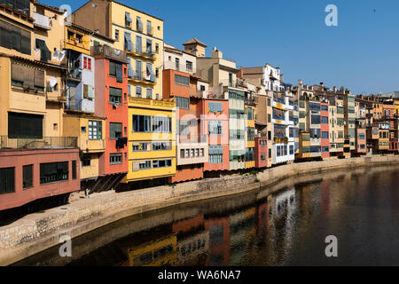 Girona, Katalonien, Spanien: Bunte Häuser in der Altstadt mit ihren charmanten Reflexionen in den Onyar Fluss. Panoramaaufnahmen von Gom genommen Stockfoto