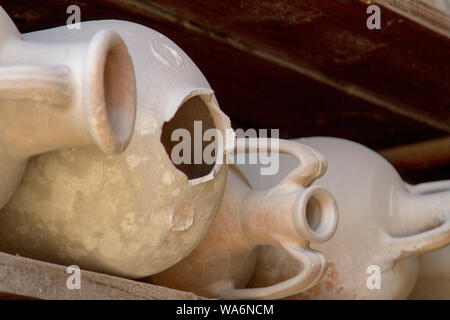 Nahaufnahme der Vasenreste auf einem Regal in Pompeji Stockfoto