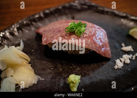 Detaillierte Aufnahme des nikuzushi in erstklassigen japanischen Restaurant. Stockfoto
