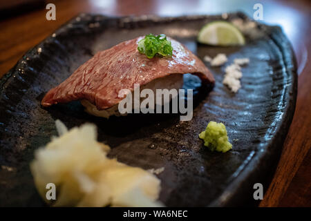Detaillierte Aufnahme des nikuzushi in erstklassigen japanischen Restaurant. Stockfoto