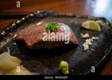 Detaillierte Aufnahme des nikuzushi in erstklassigen japanischen Restaurant. Stockfoto