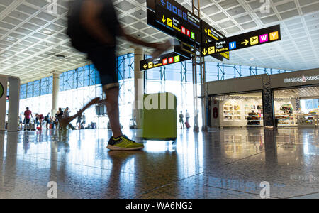 Barcelona, Spanien. August 2019: Passagiere im Transit in Stift 2 am internationalen Flughafen von Barcelona. Stockfoto