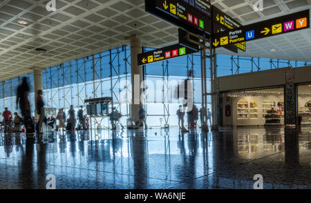 Barcelona, Spanien. August 2019: Passagiere im Transit in Stift 2 am internationalen Flughafen von Barcelona. Stockfoto