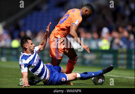 Cardiff Isaac Vassell in Aktion mit der Lesung Matt Miazga während der Sky Bet Championship Match im Madejski Stadium, Lesen. Stockfoto