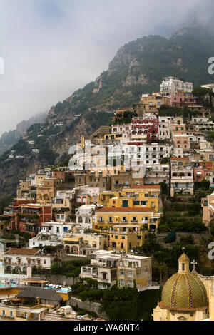 Blick von den Hügeln der bunten Hotels und Häuser auf einem Hügel hoch über Positano an der Amalfiküste, Italien gebaut Stockfoto