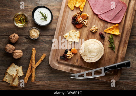 Türkische geräuchert mrziglod Käse auf dem Holztisch mit Holz Schneidebrett und Messer. Ansicht von oben. Stockfoto