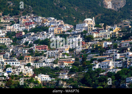 Farbenfrohe Hotels und Häuser, die auf einem Hügel hoch über Positano an der Amalfiküste, Italien, errichtet wurden Stockfoto